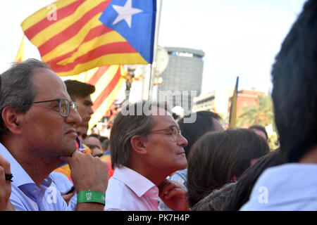 Barcellona, in Catalogna, Spagna. Undicesimo Sep, 2018. Il presidente del governo della Catalogna Quim Torra insieme all ex Presidente Artur Mas visto durante le celebrazioni.la celebrazione della Giornata Nazionale della Catalogna dove l'indipendenza e la liberazione dei politici e dei prigionieri in esilio è stato rivendicato. Credito: Ramon Costa/SOPA Immagini/ZUMA filo/Alamy Live News Foto Stock