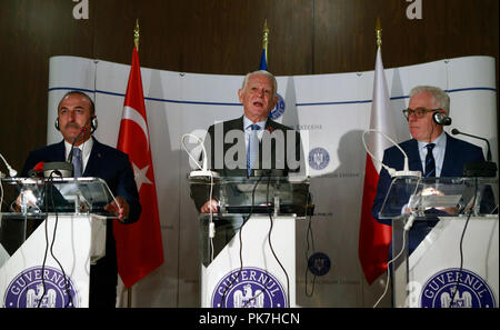 Bucarest, Romania. Undicesimo Sep, 2018. Il Ministro degli esteri turco Mevlut Cavusoglu (L), il ministro degli Esteri polacco Jacek Czaputowicz (R) e Rumeno Ministro degli Esteri Teodor Melescanu partecipare ad una conferenza stampa a Bucarest, in Romania il 7 settembre 11, 2018. Visita Ministro degli esteri polacco Jacek Czaputowicz martedì accusato alcuni funzionari europei di utilizzando 'double standard' nelle loro dichiarazioni. Credito: Cristian Cristel/Xinhua/Alamy Live News Foto Stock