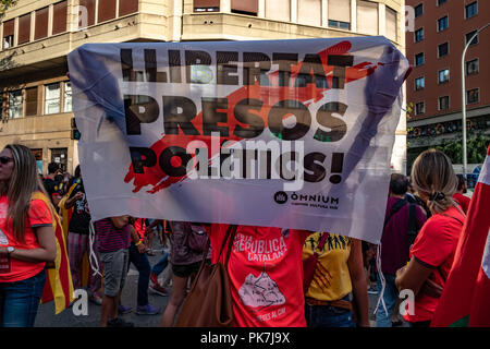 Barcellona, in Catalogna, Spagna. Undicesimo Sep, 2018. Un manifestante visto tenendo un banner che chiedono la libertà del catalano prigionieri politici durante la protesta.Migliaia di persone, più di 4.000, dell'anti-capitalista a sinistra per l'indipendenza unilaterale della Catalogna, hanno manifestato nel centro di Barcellona. La manifestazione si è conclusa presso il Centro Culturale della NATO, con l intervento dei deputati e dei consiglieri della coppa-Barcellona e vari rappresentanti di associazioni della società civile. Credito: Paco Freire SOPA/images/ZUMA filo/Alamy Live News Foto Stock