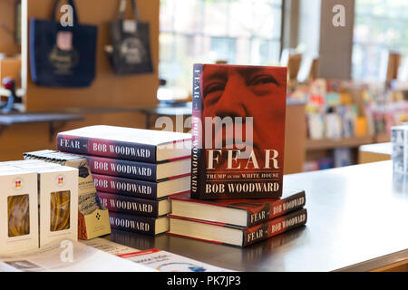 Seattle Washington: Bob Woodward il libro "paura: Trump nella Casa Bianca' in vendita su Elliott Bay Book Company su Settembre 11, 2018. Woodward ha intervistato molti membri dell'amministrazione vincente per il recente libro pubblicato, in definitiva la conclusione che la casa bianca è caotica e disfunzionale. Un rispettato giornalista per decenni, Woodward in primo luogo è stato reso famoso per la sua relazione sullo scandalo Watergate nel 1972. Foto Stock