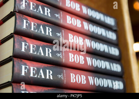 Seattle Washington: Bob Woodward il libro "paura: Trump nella Casa Bianca' in vendita su Elliott Bay Book Company su Settembre 11, 2018. Woodward ha intervistato molti membri dell'amministrazione vincente per il recente libro pubblicato, in definitiva la conclusione che la casa bianca è caotica e disfunzionale. Un rispettato giornalista per decenni, Woodward in primo luogo è stato reso famoso per la sua relazione sullo scandalo Watergate nel 1972. Foto Stock