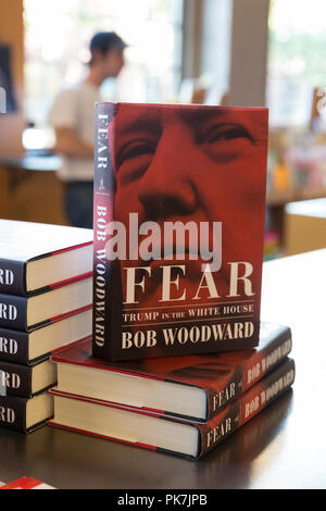 Seattle Washington: Bob Woodward il libro "paura: Trump nella Casa Bianca' in vendita su Elliott Bay Book Company su Settembre 11, 2018. Woodward ha intervistato molti membri dell'amministrazione vincente per il recente libro pubblicato, in definitiva la conclusione che la casa bianca è caotica e disfunzionale. Un rispettato giornalista per decenni, Woodward in primo luogo è stato reso famoso per la sua relazione sullo scandalo Watergate nel 1972. Foto Stock