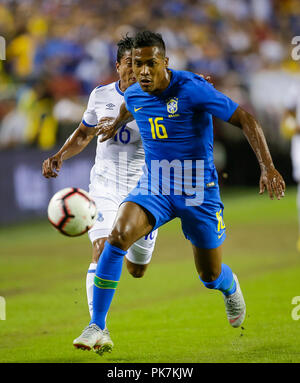 Washington DC, Stati Uniti d'America. Undicesimo Sep, 2018. Il Brasile Defender #16 Alex Sandro detiene El Salvador centrocampista #16 Oscar Elias Ceren Delgado al di fuori della sfera durante un amichevole internazionale partita di calcio tra Brasile e El Salvador a Fedex Campo in Washington DC. Justin Cooper/CSM/Alamy Live News Foto Stock