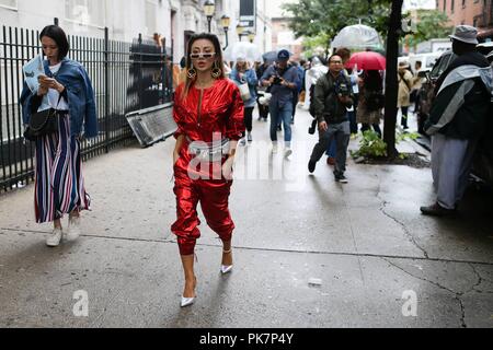 New York, Stati Uniti d'America. Decimo Sep, 2018. Blogger Jessica Wang in posa sulla strada durante la settimana della moda di New York - Settembre 10, 2018 - Photo ***per solo uso editoriale*** | Verwendung weltweit Credito: dpa/Alamy Live News Foto Stock