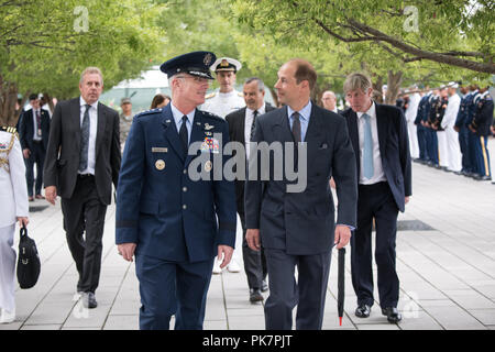 Washington D.C, STATI UNITI D'AMERICA. Undicesimo Sep, 2018. Stati Uniti Air Force gen. Paolo J. Selva, Vice Presidente del Comune di capi di Stato Maggiore, parla con British Prince Edward, Earl del Wessex, prima di settembre 11 Pentagon Memorial osservanza cerimonia al Pentagono a Washington, DC, Sett. 11, 2018. Durante la sett. 11, 2001, attacchi, 184 persone sono state uccise al Pentagono. (DoD Foto di U.S. Army Sgt. James K. McCann) US Joint Staff via globallookpress.com Credito: Us Joint personale/Russo/Look ZUMA filo/Alamy Live News Foto Stock