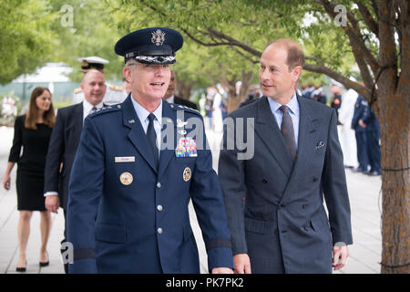 Washington D.C, STATI UNITI D'AMERICA. Undicesimo Sep, 2018. Stati Uniti Air Force gen. Paolo J. Selva, Vice Presidente del Comune di capi di Stato Maggiore, parla con British Prince Edward, Earl del Wessex, prima di settembre 11 Pentagon Memorial osservanza cerimonia al Pentagono a Washington, DC, Sett. 11, 2018. Durante la sett. 11, 2001, attacchi, 184 persone sono state uccise al Pentagono. (DoD Foto di U.S. Army Sgt. James K. McCann) US Joint Staff via globallookpress.com Credito: Us Joint personale/Russo/Look ZUMA filo/Alamy Live News Foto Stock