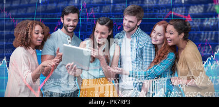 Immagine composita di felice imprenditrice che mostra tablet ai colleghi Foto Stock
