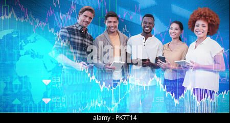 Immagine composita del ritratto di sorridere la gente di affari di tecnologia di contenimento Foto Stock