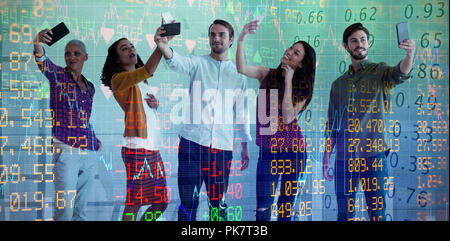 Immagine composita della gente di affari tenendo selfie attraverso il telefono cellulare contro uno sfondo bianco Foto Stock