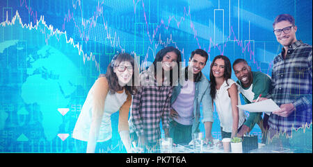Immagine composita del ritratto di sorridere business persone che lavorano a tavola Foto Stock