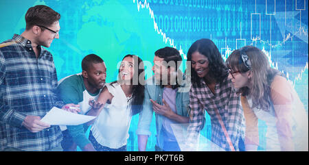 Immagine composita di sorridere business persone che lavorano a tavola Foto Stock