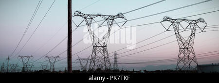La sera l'elettricità pilone silhouette Foto Stock