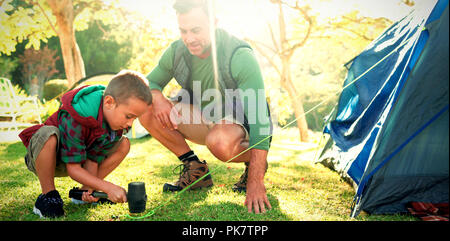 Padre e figlio imposta la tenda Foto Stock