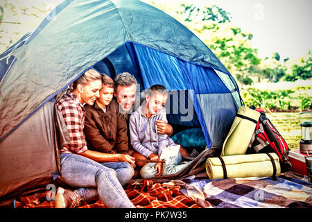 Famiglia prendendo un selfie nella tenda Foto Stock