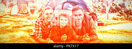 Padre madre e figlio giacente al di fuori della tenda al campeggio Foto Stock