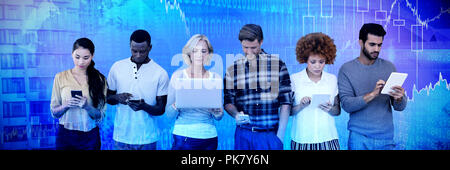 Immagine composita della gente di affari utilizzando la tecnologia contro uno sfondo bianco Foto Stock