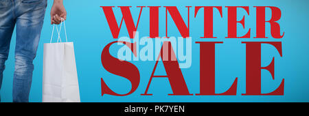 Immagine composita di metà sezione di uomo che porta shopping bag Foto Stock