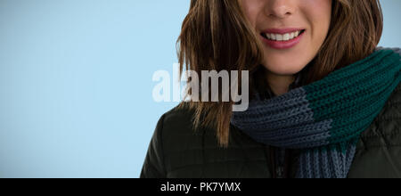 Immagine composita di close up ritratto di donna sorridente in sciarpa Foto Stock