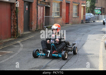 Barrie 'Whizzo' Williams guida un carrello attraverso le strade di Bromyard durante il regime di Bromyard festival nel 2016. Foto Stock