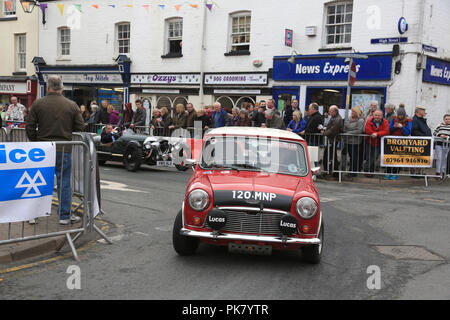 Barrie 'Whizzo' Williams alla guida della sua rally gallese vincendo Mini Cooper S attraverso le strade di Monsummano Terme nel 2016. Foto Stock