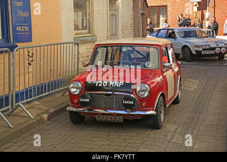 Barrie 'Whizzo' Williams alla guida della sua rally gallese vincendo Mini Cooper S attraverso le strade di Monsummano Terme nel 2017. Foto Stock