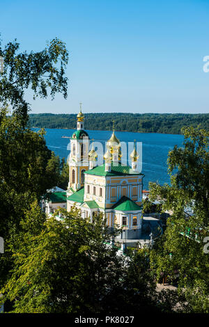 Si affacciano su una chiesa ortodossa e del fiume Volga, Plyos, Golden ring, Russia Foto Stock