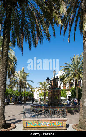 La Plaza de España nella cittadina collinare di Vejer de la Frontera, la provincia di Cadiz Cadice, Andalusia, Spagna Foto Stock