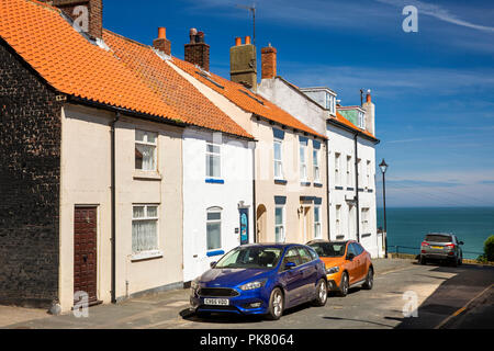 Regno Unito, Inghilterra, Yorkshire, Filey, Queen Street, vecchie case di pescatori affacciato sul mare Foto Stock
