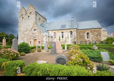 AAKIRKEBY, Danimarca - 19 agosto 2018: Aa chiesa contro il cielo nuvoloso. È il più grande e più antica chiesa sull'isola di Bornholm. La chiesa è stata cost Foto Stock