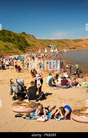 Regno Unito, Inghilterra, Yorkshire, Filey, visitatori sulla spiaggia vicino Coble sbarco Foto Stock