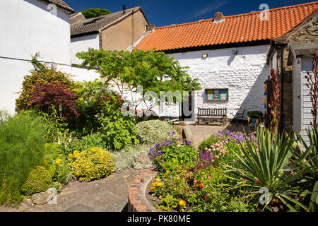 Regno Unito, Inghilterra, Yorkshire, Filey, Queen Street, Museo comunale cortile e giardino sul retro Foto Stock