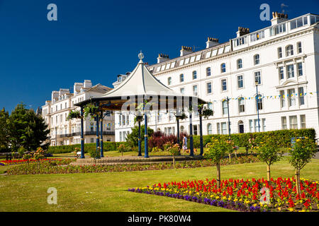 Regno Unito, Inghilterra, Yorkshire, Filey, Crescent giardino, bandstand e piantando floreali & case sul lungomare Foto Stock