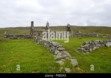Vecchia casa croft abbandonata sulle Shetland: Rovine di pietra e paesaggi spazzati dal vento rievocano la vita di un'isola del passato in questo remoto ambiente settentrionale. Foto Stock