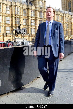 Charlie Elphiicke MP (Cost: Dover) oltrepassando le Case del Parlamento, Westminster, London Foto Stock