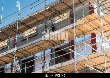 Ponteggio su un edificio di nuova costruzione Foto Stock