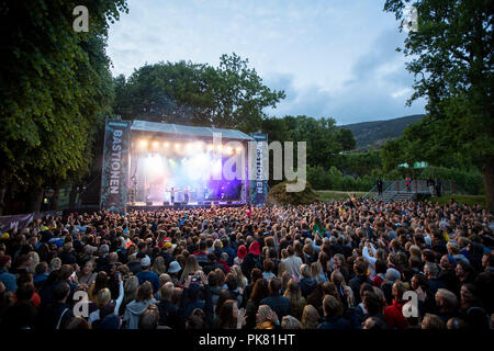 Norvegia, Bergen - Giugno 15, 2018. Affacciato sul festival folla durante il norvegese music festival Bergenfest 2018 a Bergen. (Photo credit: Gonzales foto - Jarle H. Moe). Foto Stock