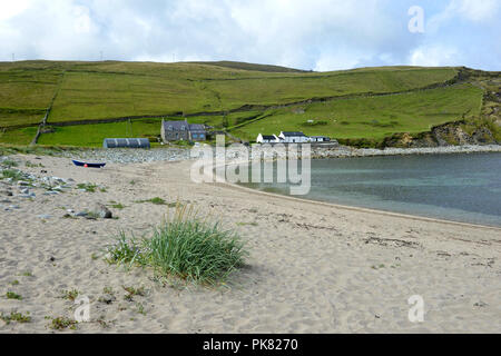 Spiaggia di Norwick dell isola di Unst nelle isole Shetland con modello Shetland barca legato Foto Stock