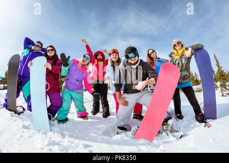 Gruppo di happy amici amanti dello snowboard divertirsi a ski resort. Vacanze invernali concept Foto Stock