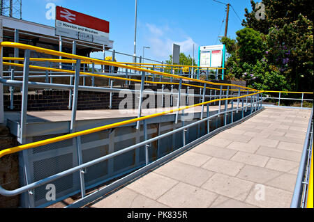 Rampa di accesso per sedia a rotelle a Hoveton & Wroxham stazione ferroviaria NORFOLK REGNO UNITO Foto Stock