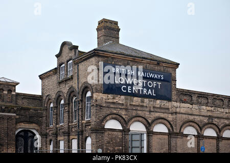 Un insolito superstite di un'altra epoca, uno smalto British Railways (non British Rail) firmano a Lowestoft Stazione Centrale. Ora (2018) Lowestoft stazione. Foto Stock