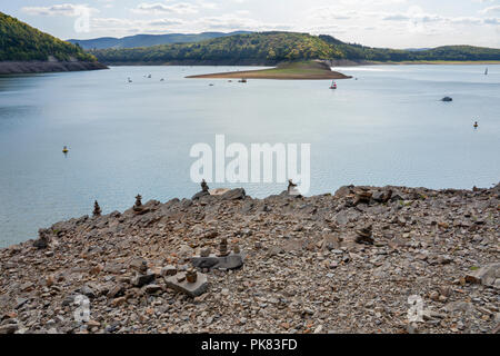 Cairns, eretta al lago Edersee a bassa marea, Hesse, Germania, Europa Foto Stock