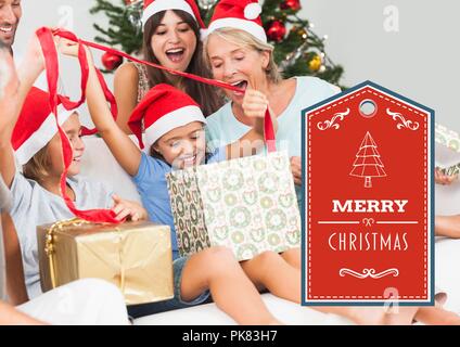 Buon Natale il testo con la famiglia presenta apertura Foto Stock