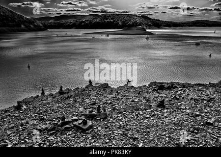 Cairns, eretta al lago Edersee a bassa marea, Hesse, Germania, Europa Foto Stock