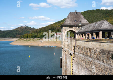 Diga del lago Edersee a bassa marea, Hesse, Germania, Europa Foto Stock