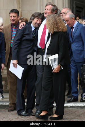 (Da sinistra a destra) Sir Trevor Nunn, Sir David Hare e sua moglie Nicole Farhi, fuori l'Abbazia di Westminster a Londra, dopo aver partecipato a un servizio di ringraziamento che celebra la vita e l opera di Sir Peter Hall l'ex direttore del Teatro Nazionale. Foto Stock