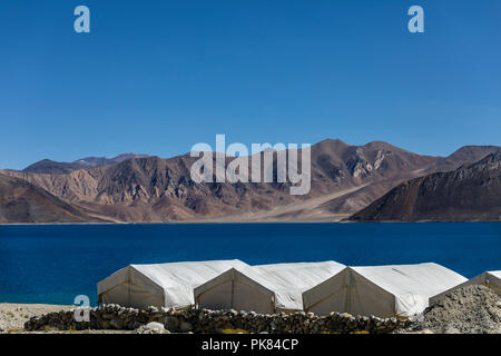 Vista di tende di fronte al famoso lago Pangong in Ladakh regione dell India Foto Stock