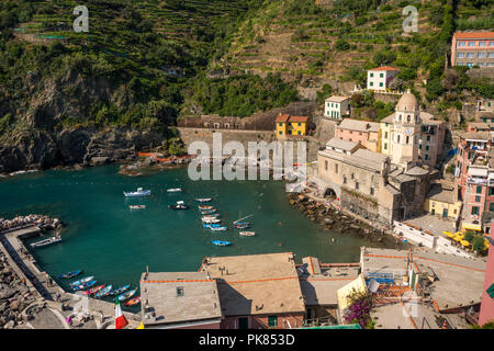 Borgo di Vernazza vista dal Castello Doria (Castello Doria), una delle Cinque Terre 5 villaggi, Liguria, Italia Foto Stock