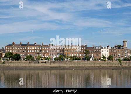 Vista da barnes attraverso il fiume Tamigi verso Hammersmith Terrace, Londra, Inghilterra Foto Stock