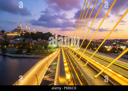 Vista di Halic Stazione della metropolitana con il treno in arrivo,, Istanbul - Turchia Foto Stock