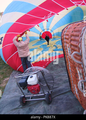 In mongolfiera ad aria calda a Goreme Cappadocia essendo riempito con aria calda usando un grande fiamma bruciatore a propano Foto Stock